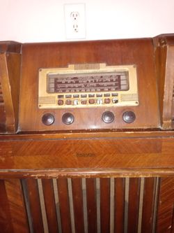 Antique Working Short Wave Capable Radio