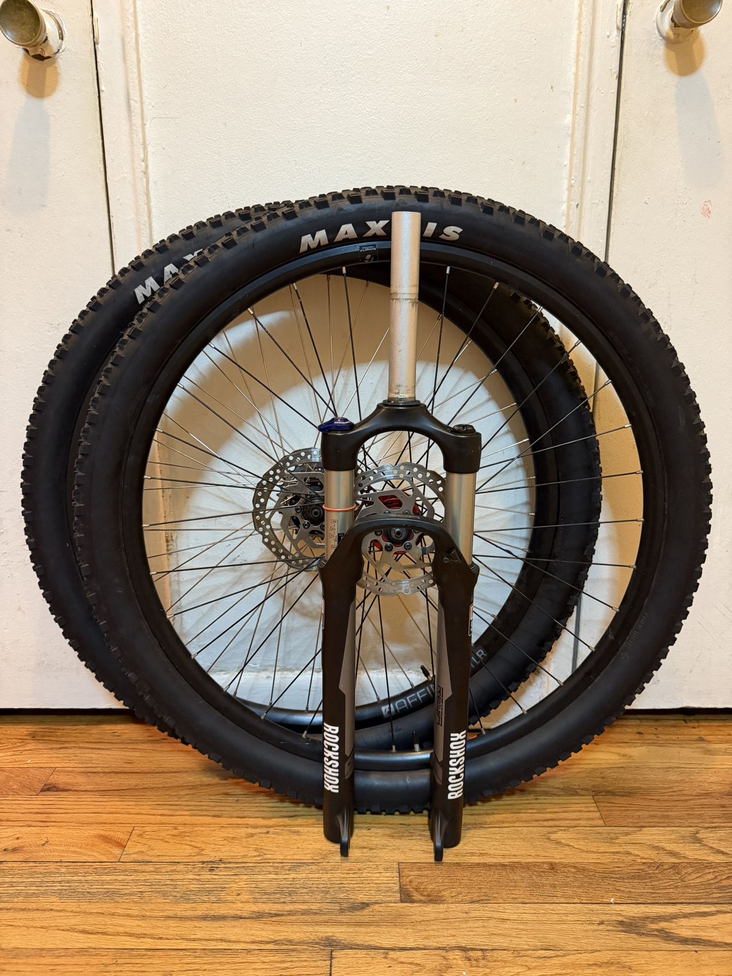 TREK BONTRAGER AFFINITY TLR WHEELSET BIKE AND ROCK SHOX FORK (29er)…