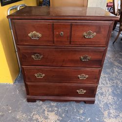 Dresser With 4 Drawers