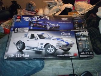 Mattel Brick Shop Building Set, Cadillac GTP Hypercar and Corvette Grand Sport, 1154 Pieces, Ages 10+, Racing Cars Collection Includes 2 Metal Die-cas
