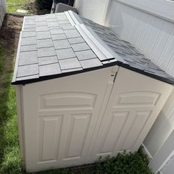 Rubbermaid 6 ft. 6 in. x 5 ft. Slide-Lid Resin Shed