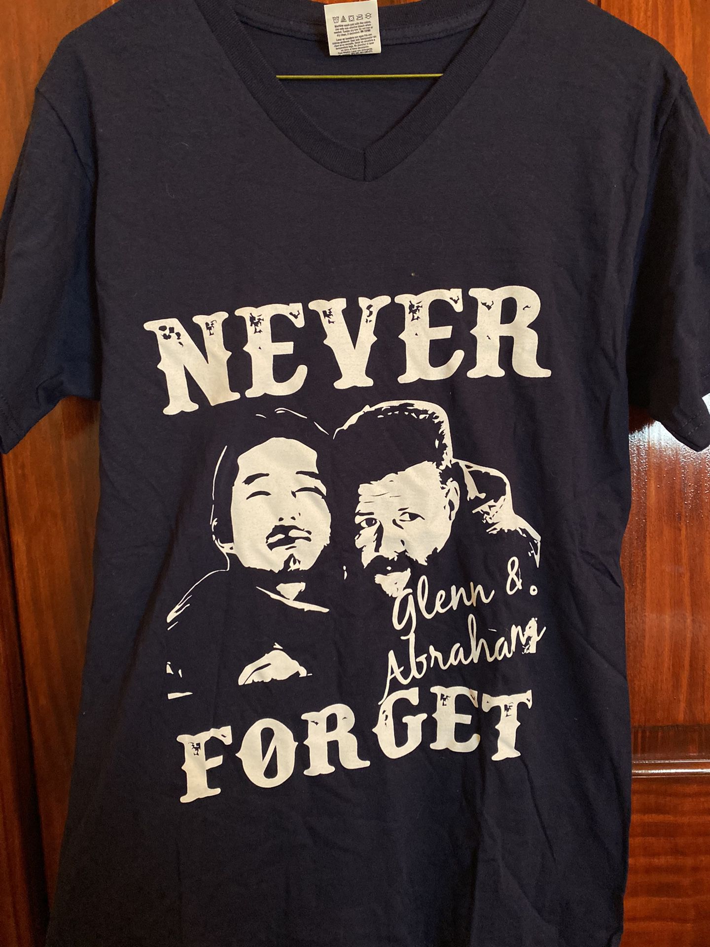 The Walking Dead “Never Forget” Size Small