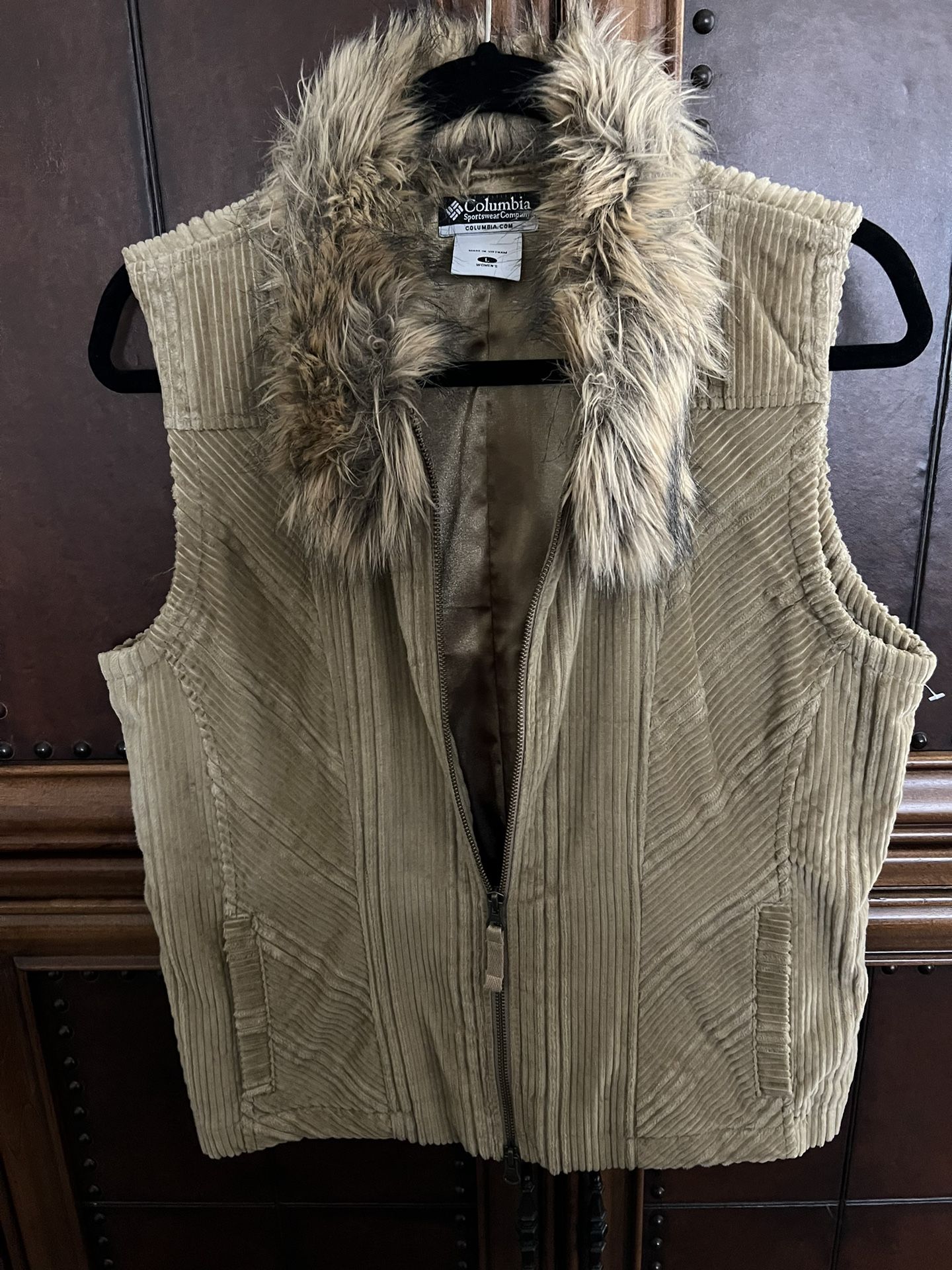 Columbia Sportswear Co. corduroy zip front vest with faux fur collar. L