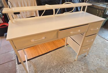 White desk good conditions