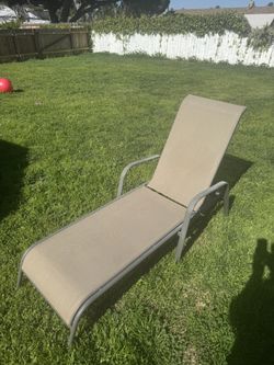 2 Outdoor Sun Chaise lounges 