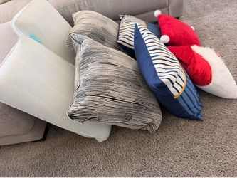 8 Pillow in great condition, see pictures