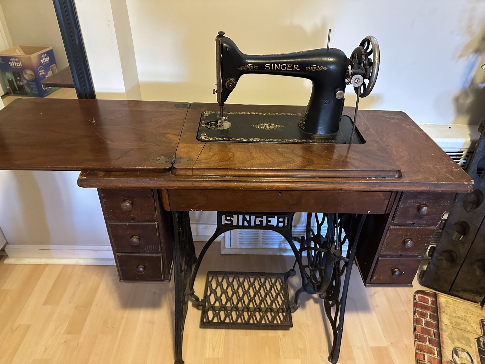 1927 Dropleaf Singer Sewing Machine 