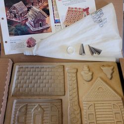 The Pampered Chef Gingerbread House Stoneware