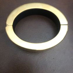 QBRACELET WEARABLE BATTERY TAPS INTO FASHION