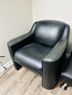 BLACK LEATHER CLUB CHAIR