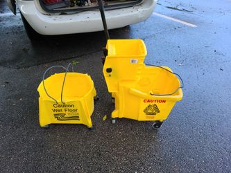 RUBBERMAID BUCKETS AND MOP SQUEEGEE- ONLY $30 - MUST SELL TODAY! - FT PIERCE