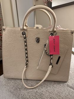 Betsey Johnson Skull Tote w/ Wristlet CHALK XOKIARA