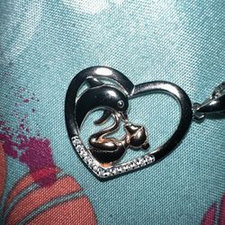 Silver chain with a heart charm, cadena de plata con un dije de corazón 