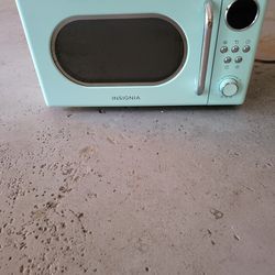 Insignia Mini Retro Microwave