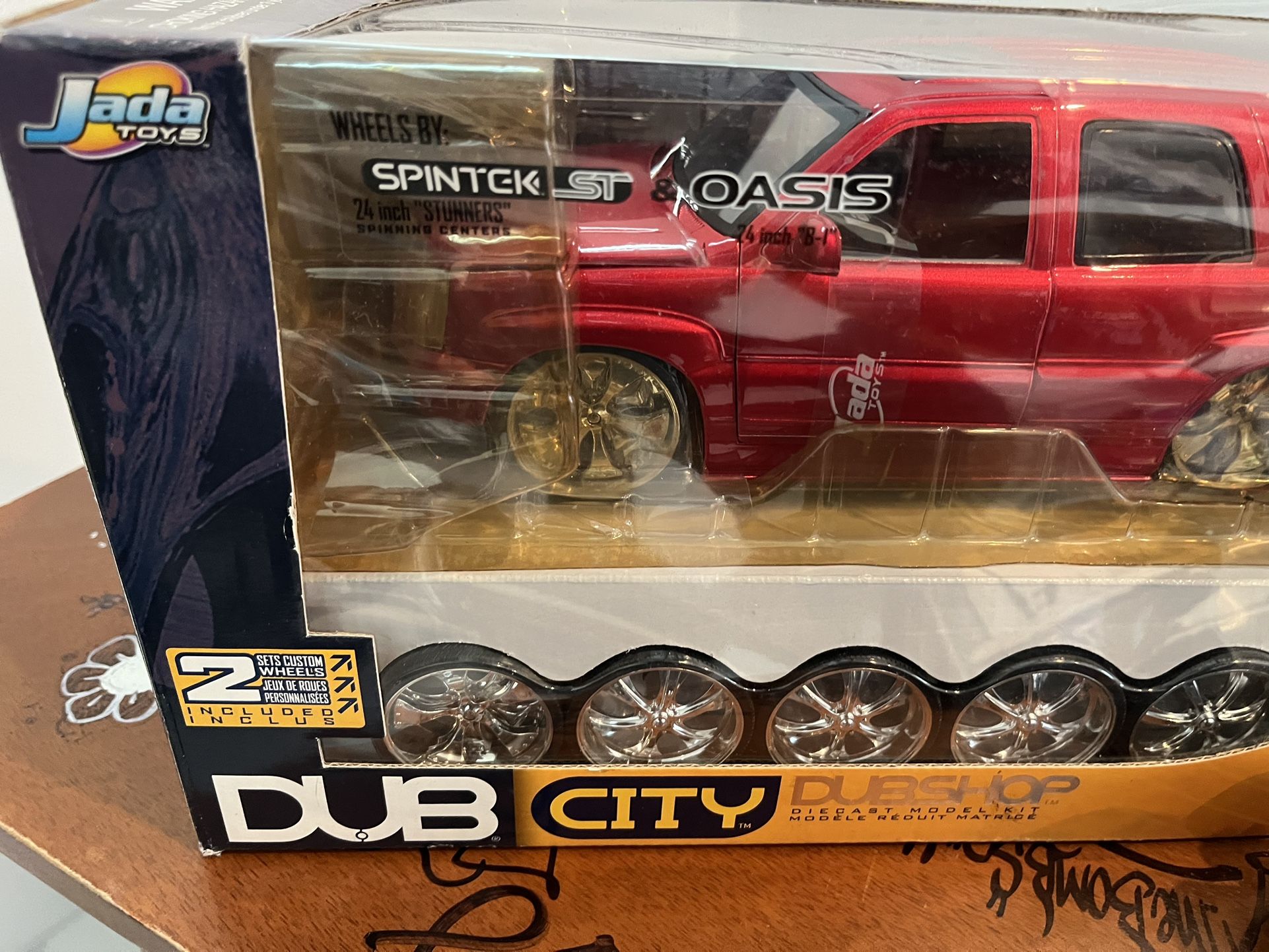 Jada Toys DUB CITY 2002 CADILLAC ESCALADE Red DUB SHOP 1/18