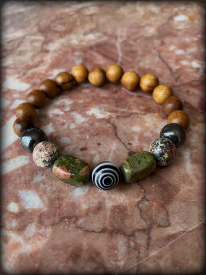 Men’s natural wood, hematite and onix beads bracelet.