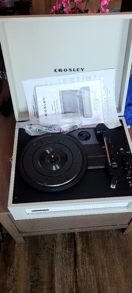Crosley Voyager Record Player And Bluetooth 