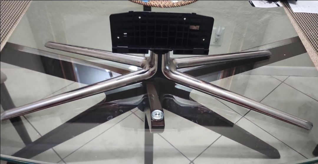 Samsung 45 in to 60 in quad swivel base with TV Mount $9.99