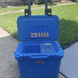 New YETI Roadie 32 wheeled cooler…… Big Wave Blue