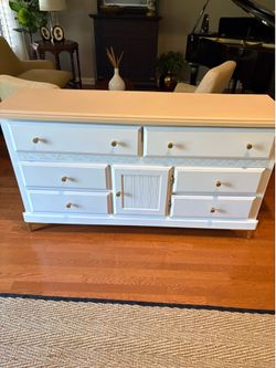 7-Drawer Wooden Dresser / very nice!! Free delivery.
