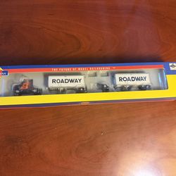 Athearn N Scale 13877 Roadway Mack R Truck With 28 Foot Trailers Model Train