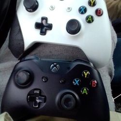 2 Xbox One Controllers 50$