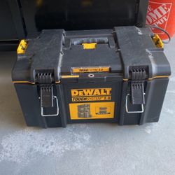 Desalt Toughsystem 2.0 Large Tool Box 22 in