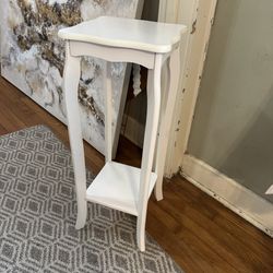 SUPER CUTE WHITE TABLE