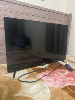 Onn Roku TV 32-Inch Smart Flat Screen TV with Remote (with remote and stand)