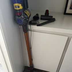 🌀 For Sale: Dyson V8 SV10 Cordless Vacuum – Great Condition + Attachments