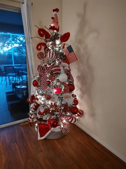 7 Foot Christmas Tree Pre-lit Excellent Condition