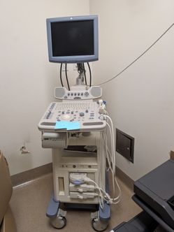 GE LOGIQ P5 Ultrasound System w/ Probes – Powers On, "Monitor Signal Not Connected" (As-Is / Repair)