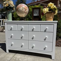 White Solid Wood Dresser Chest of Drawers Furniture Excellent Condition 