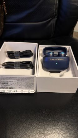 High End Studio Earphones. Bowers & Wilkins Pi8