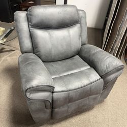 Recliner! Easy Financing! ✅⬆️❤️