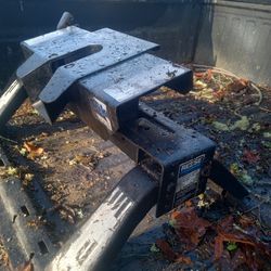 16,000 Lb Reese Brand Fifth Wheel Hitch System . 