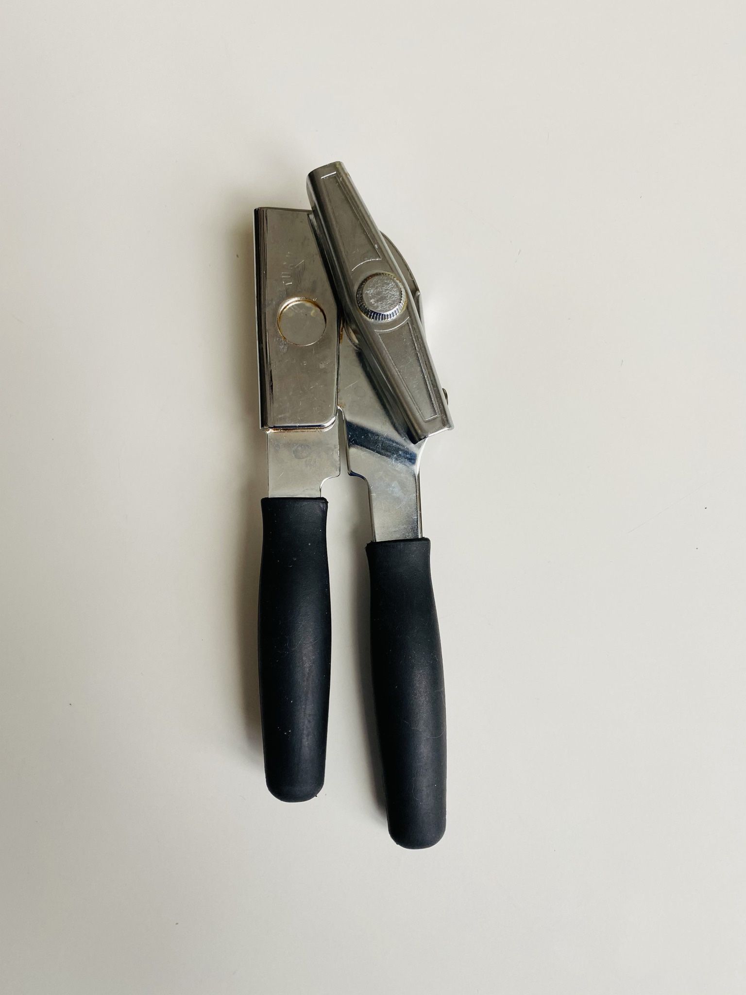 Antique Famous Swing-A-Way Universal Can/Bottle Opener. Like new condition. Great bargain.