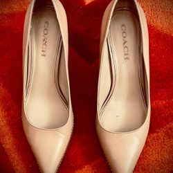 Genuine leather Coach heels in classic nude. Women’s size 9B. Pointed toe with elegant trim.
Used – shows signs of wear on heel and side-see Pictures