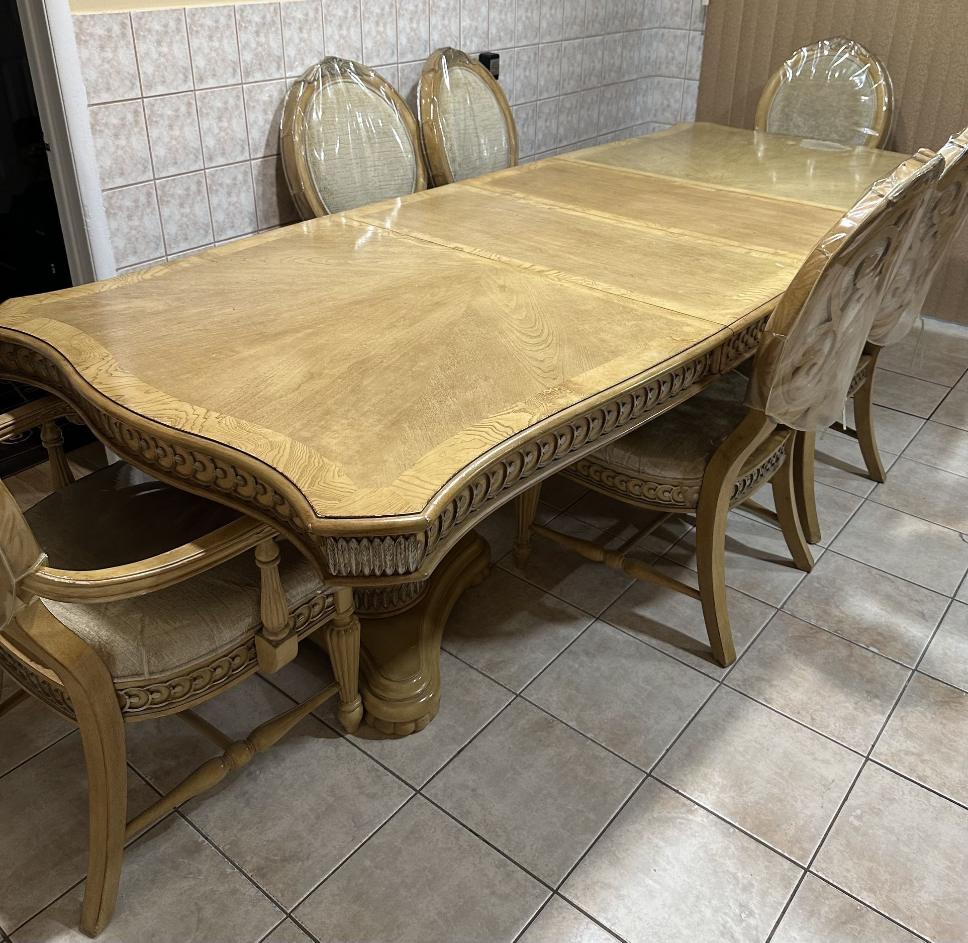 Elegant Dining Table With 6 Chairs