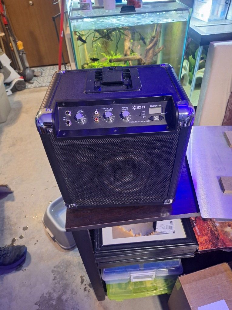 Original Ion Tailgater for iPod Sound System. AM/FM iPOD (Does NOT have Bluetooth)