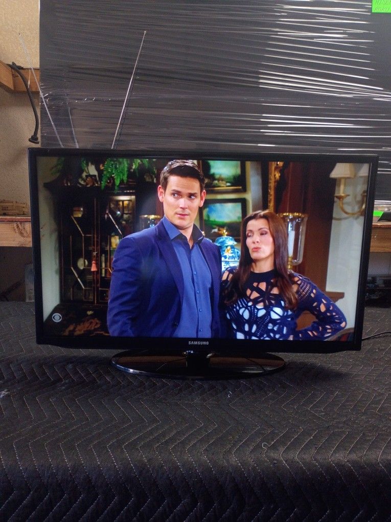 32 Inch Samsung Smart Really Nice Tv Comes With Remote Control Shows Great Picture Work Perfect Guaranteed