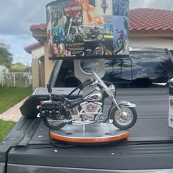 COLLECTABLE HARLEY DAVIDSON HERITAGE SOFTAIL TABLE LAMP w/SOUNDS 2004