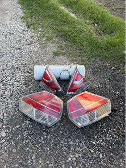 2014 Nissan Rouge SL tail lights