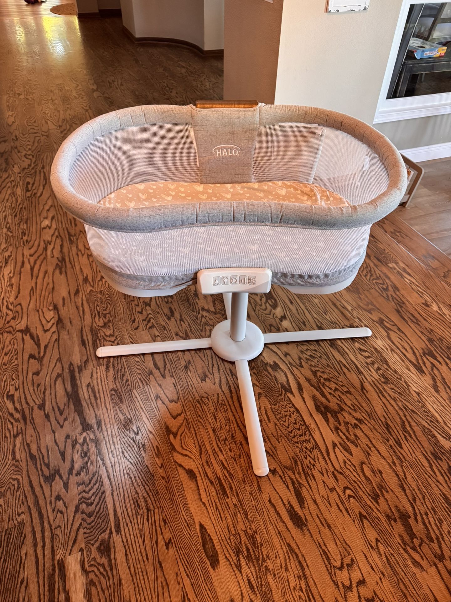 Halo bassinet In Great Condition 