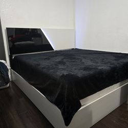 Led King Bed And Dresser W/mirror
