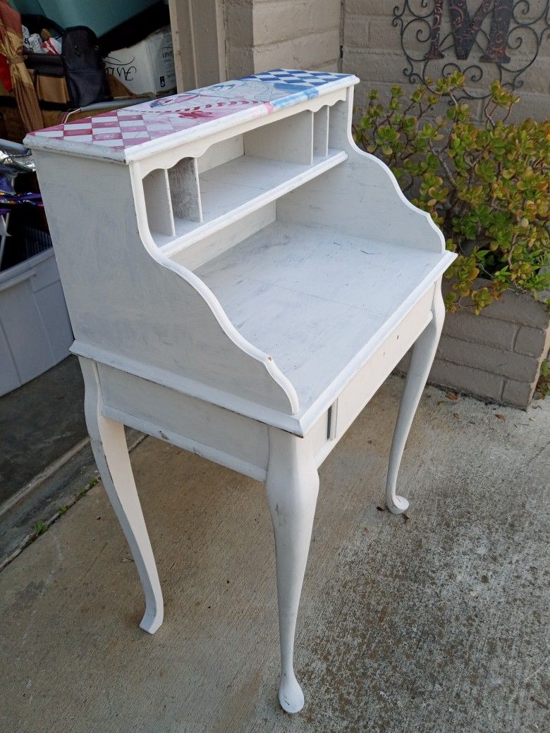 CUTE LITTLE VINTAGE PROJECT DESK