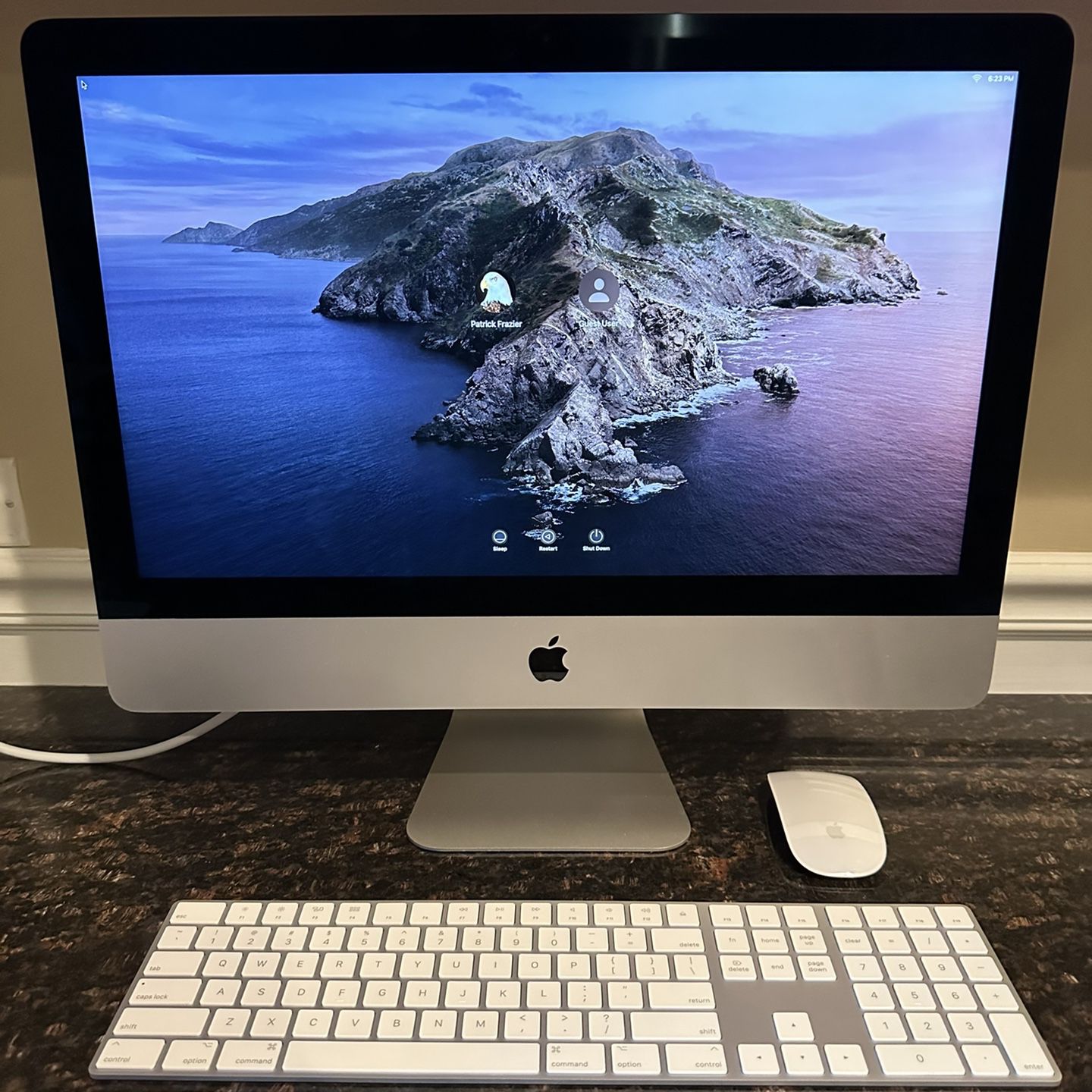 Like New! Apple iMac 21.5” Retina 4K + Magic Keyboard + Magic Mouse Bundle