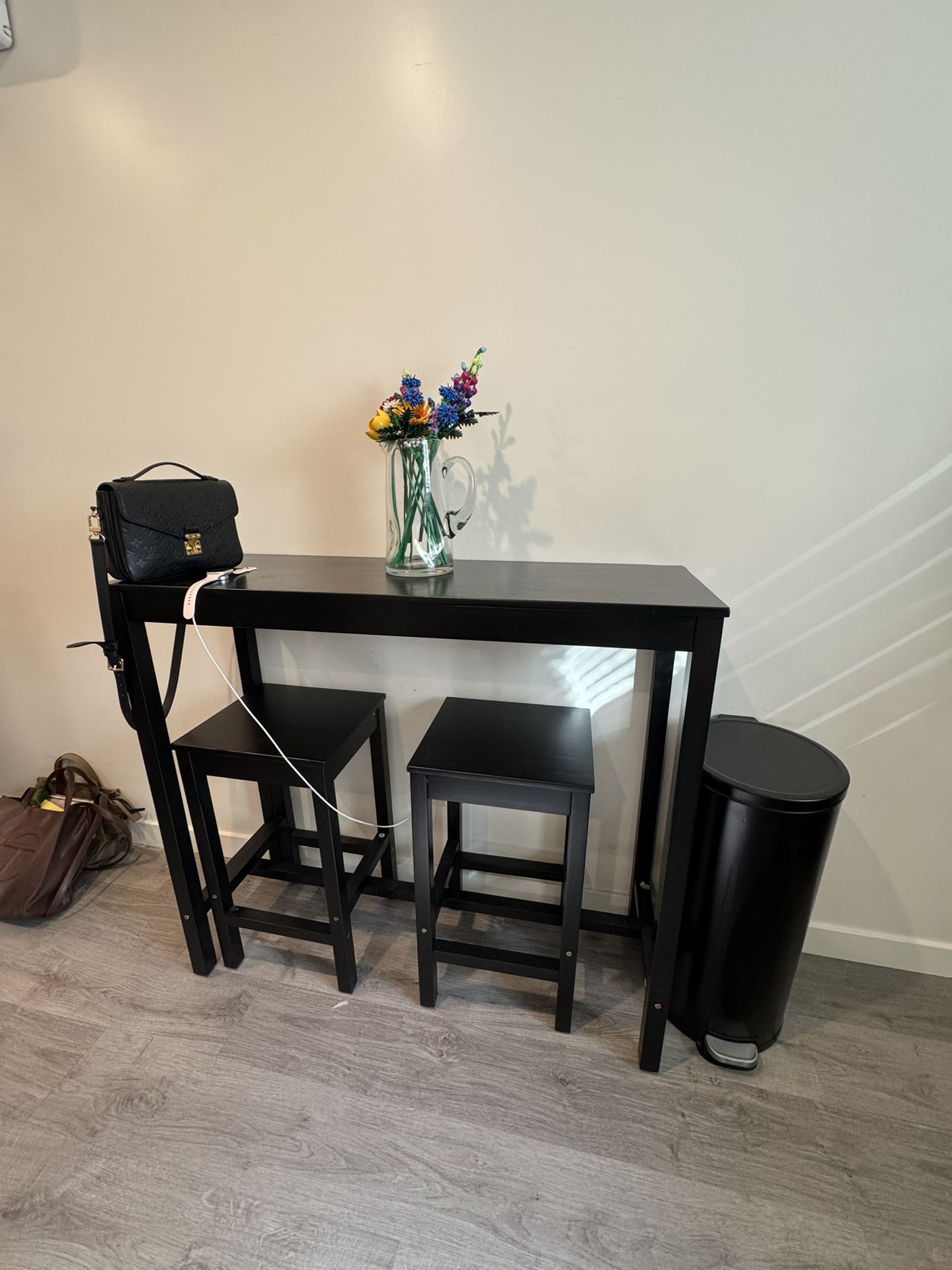 Table w/ 2 barstools