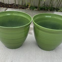 2/ Flower pots Plastic