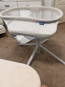 Halo Swivel Bassinet plus two brand new replacement mattresses